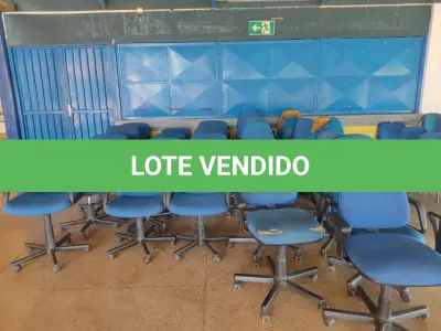 LOTE 111 - 27 POLTRONAS E CADEIRAS GIRATÓRIAS C/ BRAÇOS, AZUL ROYAL  (UNIDADE: B-033 - MONTES CLAROS/MG - LOCAL DE RETIRADA: AVENIDA LAGO DO TUCURUÍ S/N, BAIRRO ACÁCIAS - MONTES CLAROS/MG - CEP-39.404-264)