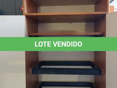 LOTE 411 - 01 ARMÁRIO EM MADEIRA 02 PORTAS. (NO ESTADO, LEILÃO NÃO TEM GARANTIA E NEM DEVOLUÇÃO, SUJEITO A POSSÍVEIS AVARIAS VISÍVEIS/OCULTAS E/OU AUSÊNCIA DE COMPONENTES).
