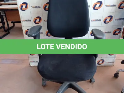 LOTE 468 - 01 CADEIRA DE ESCRITÓRIO COM BASE GIRATÓRIA. (NO ESTADO, LEILÃO NÃO TEM GARANTIA E NEM DEVOLUÇÃO, SUJEITO A POSSÍVEIS AVARIAS VISÍVEIS/OCULTAS E/OU AUSÊNCIA DE COMPONENTES).