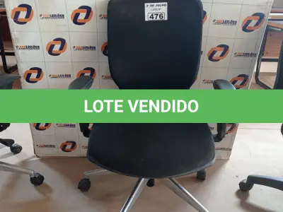 LOTE 476 - 01 CADEIRA DE ESCRITÓRIO COM BASE GIRATÓRIA CROMADA. (NO ESTADO, LEILÃO NÃO TEM GARANTIA E NEM DEVOLUÇÃO, SUJEITO A POSSÍVEIS AVARIAS VISÍVEIS/OCULTAS E/OU AUSÊNCIA DE COMPONENTES).