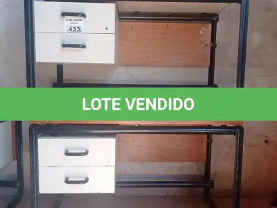 LOTE 433 - 02 MESAS COM ESTRUTURA EM FERRO FUNDIDO TAMPO DE MADEIRA COM 02 GAVETAS E 01 MESINHA EM MADEIRA. (NO ESTADO, LEILÃO NÃO TEM GARANTIA E NEM DEVOLUÇÃO, SUJEITO A POSSÍVEIS AVARIAS VISÍVEIS/OCULTAS E/OU AUSÊNCIA DE COMPONENTES).
