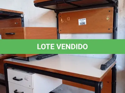LOTE 436 - 02 MESAS COM ESTRUTURA EM FERRO FUNDIDO TAMPO EM MADEIRA SENDO 01 SEM GAVETAS E 01 GAVETEIRO COM 03 GAVETAS. (NO ESTADO, LEILÃO NÃO TEM GARANTIA E NEM DEVOLUÇÃO, SUJEITO A POSSÍVEIS AVARIAS VISÍVEIS/OCULTAS E/OU AUSÊNCIA DE COMPONENTES).