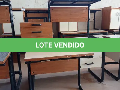 LOTE 452 - 03 MESAS COM ESTRUTURA EM FERRO FUNDIDO TAMPO EM MADEIRA SENDO 02 SEM GAVETAS E 01 GAVETEIRO COM 03 GAVETAS. (NO ESTADO, LEILÃO NÃO TEM GARANTIA E NEM DEVOLUÇÃO, SUJEITO A POSSÍVEIS AVARIAS VISÍVEIS/OCULTAS E/OU AUSÊNCIA DE COMPONENTES).