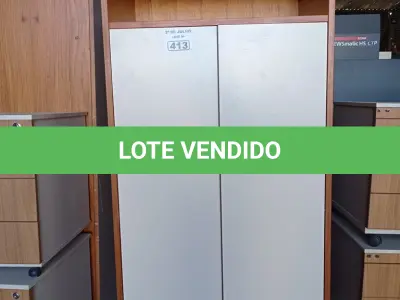LOTE 413 - 01 ARMÁRIO EM MADEIRA 02 PORTAS. (NO ESTADO, LEILÃO NÃO TEM GARANTIA E NEM DEVOLUÇÃO, SUJEITO A POSSÍVEIS AVARIAS VISÍVEIS/OCULTAS E/OU AUSÊNCIA DE COMPONENTES).