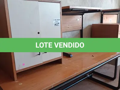 LOTE 437 - 02 MESAS COM ESTRUTURA EM FERRO FUNDIDO TAMPO EM MADEIRA E 01 ARMÁRIO EM MADEIRA COM 02 PORTAS. (NO ESTADO, LEILÃO NÃO TEM GARANTIA E NEM DEVOLUÇÃO, SUJEITO A POSSÍVEIS AVARIAS VISÍVEIS/OCULTAS E/OU AUSÊNCIA DE COMPONENTES).