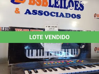 LOTE 383 - 02 TECLADOS DE BRINQUEDO. (NO ESTADO, LEILÃO NÃO TEM GARANTIA E NEM DEVOLUÇÃO, SUJEITO A POSSÍVEIS AVARIAS VISÍVEIS/OCULTAS E/OU AUSÊNCIA DE COMPONENTES).