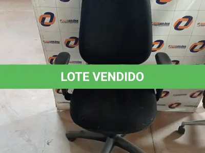 LOTE 480 - 01 CADEIRA DE ESCRITÓRIO COM BASE GIRATÓRIA. (NO ESTADO, LEILÃO NÃO TEM GARANTIA E NEM DEVOLUÇÃO, SUJEITO A POSSÍVEIS AVARIAS VISÍVEIS/OCULTAS E/OU AUSÊNCIA DE COMPONENTES).