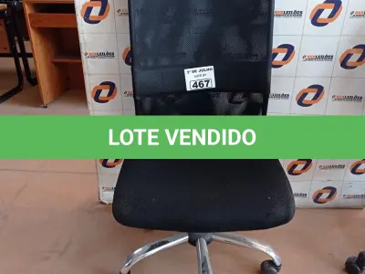 LOTE 467 - 01 CADEIRA DE ESCRITÓRIO COM BASE GIRATÓRIA CROMADA. (NO ESTADO, LEILÃO NÃO TEM GARANTIA E NEM DEVOLUÇÃO, SUJEITO A POSSÍVEIS AVARIAS VISÍVEIS/OCULTAS E/OU AUSÊNCIA DE COMPONENTES).