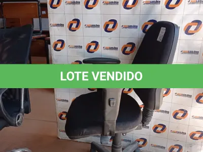 LOTE 462 - 01 CADEIRA DE ESCRITÓRIO COM BASE GIRATÓRIA. (NO ESTADO, LEILÃO NÃO TEM GARANTIA E NEM DEVOLUÇÃO, SUJEITO A POSSÍVEIS AVARIAS VISÍVEIS/OCULTAS E/OU AUSÊNCIA DE COMPONENTES).