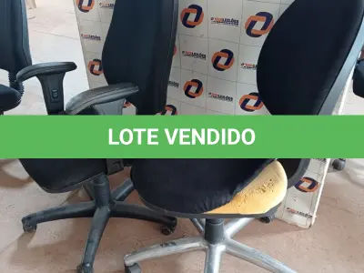 LOTE 482 - 02 CADEIRAS DE ESCRITÓRIO COM BASE GIRATÓRIA. (NO ESTADO, LEILÃO NÃO TEM GARANTIA E NEM DEVOLUÇÃO, SUJEITO A POSSÍVEIS AVARIAS VISÍVEIS/OCULTAS E/OU AUSÊNCIA DE COMPONENTES).