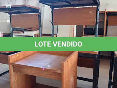 LOTE 447 - 02 MESAS COM ESTRUTURA EM FERRO FUNDIDO TAMPO DE MADEIRA E 01 ARMÁRIO EM MADEIRA COM PORTA DE ENROLAR. (NO ESTADO, LEILÃO NÃO TEM GARANTIA E NEM DEVOLUÇÃO, SUJEITO A POSSÍVEIS AVARIAS VISÍVEIS/OCULTAS E/OU AUSÊNCIA DE COMPONENTES).