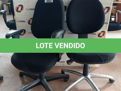 LOTE 482 - 02 CADEIRAS DE ESCRITÓRIO COM BASE GIRATÓRIA. (NO ESTADO, LEILÃO NÃO TEM GARANTIA E NEM DEVOLUÇÃO, SUJEITO A POSSÍVEIS AVARIAS VISÍVEIS/OCULTAS E/OU AUSÊNCIA DE COMPONENTES).
