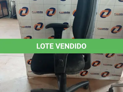 LOTE 480 - 01 CADEIRA DE ESCRITÓRIO COM BASE GIRATÓRIA. (NO ESTADO, LEILÃO NÃO TEM GARANTIA E NEM DEVOLUÇÃO, SUJEITO A POSSÍVEIS AVARIAS VISÍVEIS/OCULTAS E/OU AUSÊNCIA DE COMPONENTES).