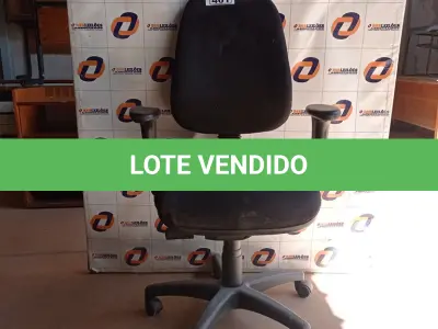 LOTE 461 - 01 CADEIRA DE ESCRITÓRIO COM BASE GIRATÓRIA. (NO ESTADO, LEILÃO NÃO TEM GARANTIA E NEM DEVOLUÇÃO, SUJEITO A POSSÍVEIS AVARIAS VISÍVEIS/OCULTAS E/OU AUSÊNCIA DE COMPONENTES).