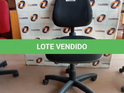 LOTE 463 - 01 CADEIRA DE ESCRITÓRIO COM BASE GIRATÓRIA. (NO ESTADO, LEILÃO NÃO TEM GARANTIA E NEM DEVOLUÇÃO, SUJEITO A POSSÍVEIS AVARIAS VISÍVEIS/OCULTAS E/OU AUSÊNCIA DE COMPONENTES).