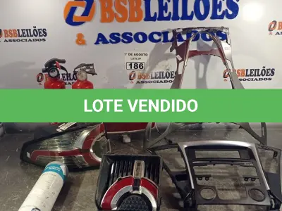 LOTE 186 - 02 LANTERNAS, 02 ACABAMENTOS, 02 EXTINTORES “VAZIOS”, 01 ESPELHO RETROVISOR E 01 CILINDRO DE CO2 “VAZIO”. (NO ESTADO, LEILÃO NÃO TEM GARANTIA E NEM DEVOLUÇÃO, SUJEITO A POSSÍVEIS AVARIAS VISÍVEIS/OCULTAS E/OU AUSÊNCIA DE COMPONENTES).