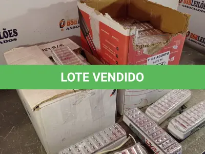 LOTE 121 - 01 LOTE COM VÁRIAS LUMINÁRIAS DE EMERGÊNCIA MARCAS E MODELOS DIVERSOS. (NO ESTADO, LEILÃO NÃO TEM GARANTIA E NEM DEVOLUÇÃO, SUJEITO A POSSÍVEIS AVARIAS VISÍVEIS/OCULTAS E/OU AUSÊNCIA DE COMPONENTES).