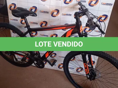 LOTE 100 - 01 BICICLETA ARO 29, COR LARANJADA COM PRETO, NANO 24V SKY TRAZ 24 MARCHAS COM SISTEMA CASSETE MICROSHIFT E FREIOS HIDRÁULICOS. QUADRO SKY EM ALUMÍNIO 6061 NANO; SUSPENSÃO HEILAND AHEADSET 100MM;ALAVANCA MICROSHIFT  3 X 8 VELOCIDADES; PEDIVELA SHIFT TECH 42/32/22; MOVIMENTO CENTRAL ROLAMENTADO; CÂMBIO DIANTEIRO MICROSHIFT 3V  7/8 X 3V 42/32/22 ;CAMBIO TRASEIRO MICROSHIFT 8V COM CAGE LONGO RDM26L;CASSETE MICROSHIFT 8 VELOCIDADES COM RELAÇÃO 11-34 DENTES; CORRENTE YBN INDEX 1/2 X 3/32 116L; CUBOS SHIFT TECH CASSETTE COM BLOCAGENS 36 FUROS; DISCOS 160MM;FREIO A DISCO ALHONGA LANCER PAVOLUTION; GUIDÃO HEILAND EM ALUMÍNIO 31.8MM; SUPORTE DE GUIDÃO HEILAND ALUMÍNIO 31.8MM; PNEUS SWALLOW 29 X 2.10; SELIM SKY MTB; CANOTE DE SELIM HEILAND 27.2MM; AROS DUPLOS WLK 29 36 FUROS; PEDAL PLATAFORMA HEILAND NYLON.(NOVA) (NO ESTADO)