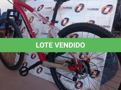 LOTE 300 - 01 BICICLETA ARO 29, COR VERMELHO COM PRETO, NANO 24V SKY TRAZ 24 MARCHAS COM SISTEMA CASSETE MICROSHIFT E FREIOS HIDRÁULICOS. QUADRO SKY EM ALUMÍNIO 6061 NANO; SUSPENSÃO HEILAND AHEADSET 100MM;ALAVANCA MICROSHIFT  3 X 8 VELOCIDADES; PEDIVELA SHIFT TECH 42/32/22; MOVIMENTO CENTRAL ROLAMENTADO; CÂMBIO DIANTEIRO MICROSHIFT 3V  7/8 X 3V 42/32/22 ;CAMBIO TRASEIRO MICROSHIFT 8V COM CAGE LONGO RDM26L;CASSETE MICROSHIFT 8 VELOCIDADES COM RELAÇÃO 11-34 DENTES; CORRENTE YBN INDEX 1/2 X 3/32 116L; CUBOS SHIFT TECH CASSETTE COM BLOCAGENS 36 FUROS; DISCOS 160MM;FREIO A DISCO ALHONGA LANCER PAVOLUTION; GUIDÃO HEILAND EM ALUMÍNIO 31.8MM; SUPORTE DE GUIDÃO HEILAND ALUMÍNIO 31.8MM; PNEUS SWALLOW 29 X 2.10; SELIM SKY MTB; CANOTE DE SELIM HEILAND 27.2MM; AROS DUPLOS WLK 29 36 FUROS; PEDAL PLATAFORMA HEILAND NYLON.(NOVA) (NO ESTADO)