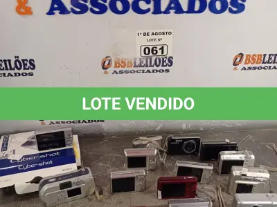 LOTE 061 - 01 LOTE COM VÁRIAS CÂMERAS FOTOGRÁFICAS MARCAS E MODELOS DIVERSOS. (NO ESTADO, LEILÃO NÃO TEM GARANTIA E NEM DEVOLUÇÃO, SUJEITO A POSSÍVEIS AVARIAS VISÍVEIS/OCULTAS E/OU AUSÊNCIA DE COMPONENTES).