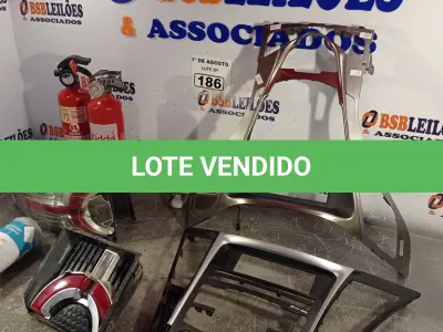 LOTE 186 - 02 LANTERNAS, 02 ACABAMENTOS, 02 EXTINTORES “VAZIOS”, 01 ESPELHO RETROVISOR E 01 CILINDRO DE CO2 “VAZIO”. (NO ESTADO, LEILÃO NÃO TEM GARANTIA E NEM DEVOLUÇÃO, SUJEITO A POSSÍVEIS AVARIAS VISÍVEIS/OCULTAS E/OU AUSÊNCIA DE COMPONENTES).