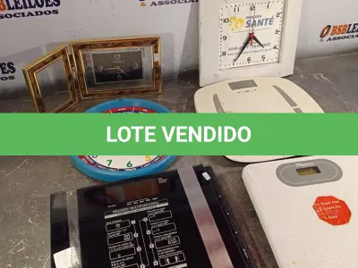 LOTE 172 - 02 RELÓGIOS DE PAREDE E 03 BALANÇAS DE USO DOMÉSTICO. (NO ESTADO, LEILÃO NÃO TEM GARANTIA E NEM DEVOLUÇÃO, SUJEITO A POSSÍVEIS AVARIAS VISÍVEIS/OCULTAS E/OU AUSÊNCIA DE COMPONENTES).