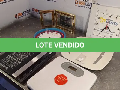 LOTE 172 - 02 RELÓGIOS DE PAREDE E 03 BALANÇAS DE USO DOMÉSTICO. (NO ESTADO, LEILÃO NÃO TEM GARANTIA E NEM DEVOLUÇÃO, SUJEITO A POSSÍVEIS AVARIAS VISÍVEIS/OCULTAS E/OU AUSÊNCIA DE COMPONENTES).