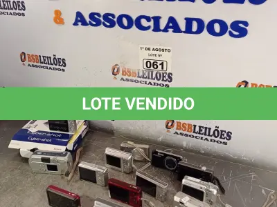 LOTE 061 - 01 LOTE COM VÁRIAS CÂMERAS FOTOGRÁFICAS MARCAS E MODELOS DIVERSOS. (NO ESTADO, LEILÃO NÃO TEM GARANTIA E NEM DEVOLUÇÃO, SUJEITO A POSSÍVEIS AVARIAS VISÍVEIS/OCULTAS E/OU AUSÊNCIA DE COMPONENTES).