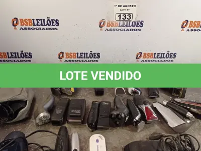 LOTE 133 - 01 LOTE COM VÁRIAS MÁQUINAS DE CORTAR CABELO MARCAS E MODELOS DIVERSOS. (NO ESTADO, LEILÃO NÃO TEM GARANTIA E NEM DEVOLUÇÃO, SUJEITO A POSSÍVEIS AVARIAS VISÍVEIS/OCULTAS E/OU AUSÊNCIA DE COMPONENTES).