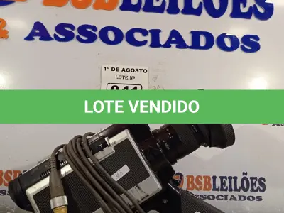 LOTE 041 - 01 FILMADORA ANTIGA MARCA JVC. (NO ESTADO, LEILÃO NÃO TEM GARANTIA E NEM DEVOLUÇÃO, SUJEITO A POSSÍVEIS AVARIAS VISÍVEIS/OCULTAS E/OU AUSÊNCIA DE COMPONENTES).