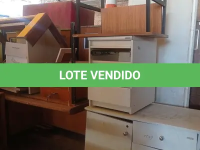 LOTE 414 - 01 LOTE COM VÁRIAS MESAS E PEÇAS DE MOVEIS EM MADEIRA DESMONTADOS. (NO ESTADO, LEILÃO NÃO TEM GARANTIA E NEM DEVOLUÇÃO, SUJEITO A POSSÍVEIS AVARIAS VISÍVEIS/OCULTAS E/OU AUSÊNCIA DE COMPONENTES).