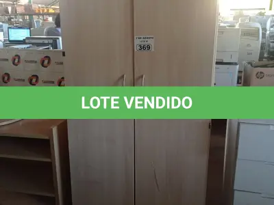 LOTE 369 - 01 ARMÁRIO ALTO COM 02 PRATELEIRAS E 01 MESINHA EM MADEIRA. (NO ESTADO, LEILÃO NÃO TEM GARANTIA E NEM DEVOLUÇÃO, SUJEITO A POSSÍVEIS AVARIAS VISÍVEIS/OCULTAS E/OU AUSÊNCIA DE COMPONENTES).
