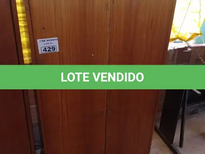 LOTE 429 - 01 ARMÁRIO EM MADEIRA COM 02 PORTAS E 03 PRATELEIRAS. (NO ESTADO, LEILÃO NÃO TEM GARANTIA E NEM DEVOLUÇÃO, SUJEITO A POSSÍVEIS AVARIAS VISÍVEIS/OCULTAS E/OU AUSÊNCIA DE COMPONENTES).