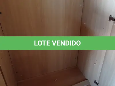 LOTE 438 - 01 ARMÁRIO EM MADEIRA COM 02 PORTAS. (NO ESTADO, LEILÃO NÃO TEM GARANTIA E NEM DEVOLUÇÃO, SUJEITO A POSSÍVEIS AVARIAS VISÍVEIS/OCULTAS E/OU AUSÊNCIA DE COMPONENTES).