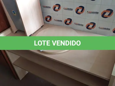 LOTE 373 - 01 RACK COM TAMPO GIRATÓRIO E 01 LIXEIRA EM MADEIRA. (NO ESTADO, LEILÃO NÃO TEM GARANTIA E NEM DEVOLUÇÃO, SUJEITO A POSSÍVEIS AVARIAS VISÍVEIS/OCULTAS E/OU AUSÊNCIA DE COMPONENTES).
