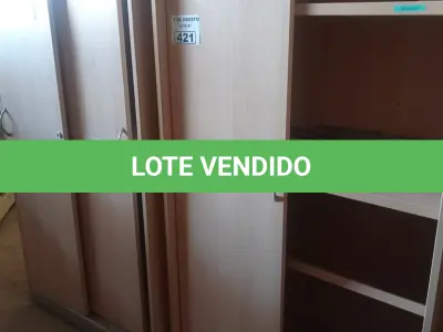 LOTE 421 - 02 ARMÁRIOS EM MADEIRA COM PORTAS DE CORRER. (NO ESTADO, LEILÃO NÃO TEM GARANTIA E NEM DEVOLUÇÃO, SUJEITO A POSSÍVEIS AVARIAS VISÍVEIS/OCULTAS E/OU AUSÊNCIA DE COMPONENTES).