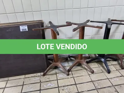 LOTE 005 - 04 MESAS DE MADEIRA E PÉ DE FERRO. (NO ESTADO, NÃO SABEMOS SE FUNCIONA. LEILÃO NÃO TEM GARANTIA E NEM DEVOLUÇÃO).