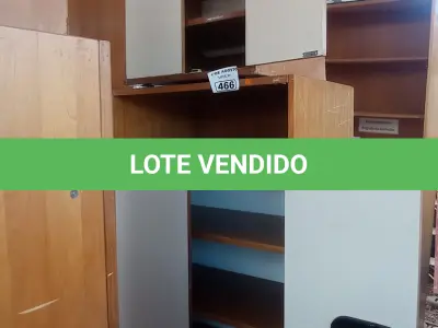 LOTE 466 - 01 ARMÁRIO ALTO E 01 BAIXO EM MADEIRA COM 02 PORTAS. (NO ESTADO, LEILÃO NÃO TEM GARANTIA E NEM DEVOLUÇÃO, SUJEITO A POSSÍVEIS AVARIAS VISÍVEIS/OCULTAS E/OU AUSÊNCIA DE COMPONENTES).