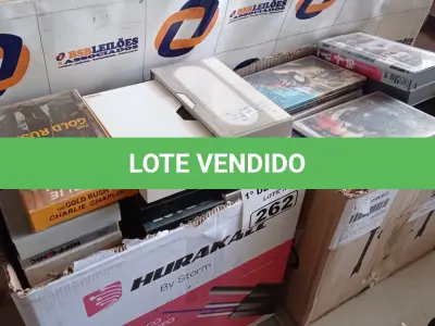 LOTE 262 - 01 LOTE COM GRANDE QUANTIDADE DE FITAS VHS E DVD’S DE TÍTULOS DIVERSOS. (NO ESTADO, LEILÃO NÃO TEM GARANTIA E NEM DEVOLUÇÃO, SUJEITO A POSSÍVEIS AVARIAS VISÍVEIS/OCULTAS E/OU AUSÊNCIA DE COMPONENTES).