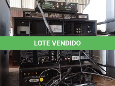 LOTE 323 - 04 APARELHOS DE DVD E 02 VIDEOCASSETES MARCAS E MODELOS DIVERSOS. (NO ESTADO, LEILÃO NÃO TEM GARANTIA E NEM DEVOLUÇÃO, SUJEITO A POSSÍVEIS AVARIAS VISÍVEIS/OCULTAS E/OU AUSÊNCIA DE COMPONENTES).