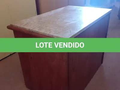 LOTE 423 - 01 MESINHA EM MADEIRA COM TAMPO DE PEDRA. (NO ESTADO, LEILÃO NÃO TEM GARANTIA E NEM DEVOLUÇÃO, SUJEITO A POSSÍVEIS AVARIAS VISÍVEIS/OCULTAS E/OU AUSÊNCIA DE COMPONENTES).