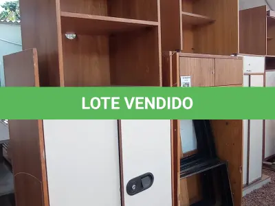 LOTE 478 - 02 ARMÁRIOS E 02 MESINHAS EM MADEIRA COM AVARIAS. (NO ESTADO, LEILÃO NÃO TEM GARANTIA E NEM DEVOLUÇÃO, SUJEITO A POSSÍVEIS AVARIAS VISÍVEIS/OCULTAS E/OU AUSÊNCIA DE COMPONENTES).