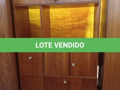 LOTE 433 - 01 ARMÁRIO ALTO EM MADEIRA. (NO ESTADO, LEILÃO NÃO TEM GARANTIA E NEM DEVOLUÇÃO, SUJEITO A POSSÍVEIS AVARIAS VISÍVEIS/OCULTAS E/OU AUSÊNCIA DE COMPONENTES).