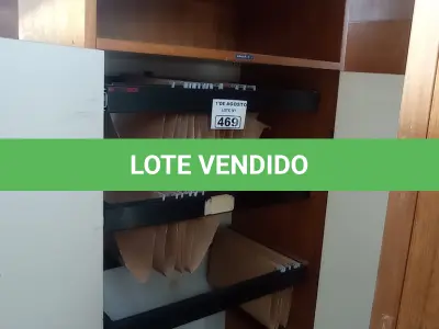 LOTE 469 - 01 ARMÁRIO EM MADEIRA COM 02 PORTAS, 03 PRATELEIRAS E 01 MESINHA PARA COMPUTADOR. (NO ESTADO, LEILÃO NÃO TEM GARANTIA E NEM DEVOLUÇÃO, SUJEITO A POSSÍVEIS AVARIAS VISÍVEIS/OCULTAS E/OU AUSÊNCIA DE COMPONENTES).