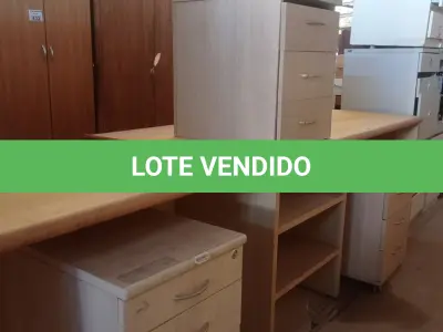 LOTE 417 - 01 MESA E 03 GAVETEIROS EM MADEIRA. (NO ESTADO, LEILÃO NÃO TEM GARANTIA E NEM DEVOLUÇÃO, SUJEITO A POSSÍVEIS AVARIAS VISÍVEIS/OCULTAS E/OU AUSÊNCIA DE COMPONENTES).