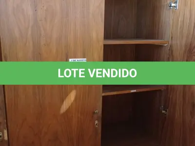LOTE 431 - 01 ARMÁRIO ALTO EM MADEIRA COM 03 PORTAS E VÁRIAS DIVISÕES. (NO ESTADO, LEILÃO NÃO TEM GARANTIA E NEM DEVOLUÇÃO, SUJEITO A POSSÍVEIS AVARIAS VISÍVEIS/OCULTAS E/OU AUSÊNCIA DE COMPONENTES).