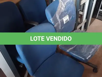 LOTE 380 - 04 CADEIRAS DE ESCRITÓRIO COM BASE GIRATÓRIA NA COR AZUL. (NO ESTADO, LEILÃO NÃO TEM GARANTIA E NEM DEVOLUÇÃO, SUJEITO A POSSÍVEIS AVARIAS VISÍVEIS/OCULTAS E/OU AUSÊNCIA DE COMPONENTES).