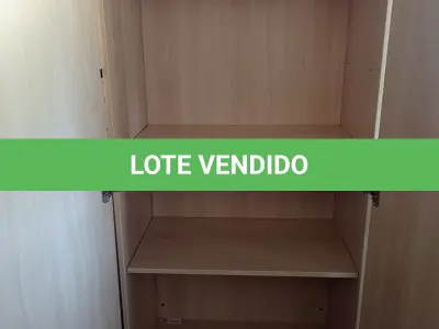 LOTE 369 - 01 ARMÁRIO ALTO COM 02 PRATELEIRAS E 01 MESINHA EM MADEIRA. (NO ESTADO, LEILÃO NÃO TEM GARANTIA E NEM DEVOLUÇÃO, SUJEITO A POSSÍVEIS AVARIAS VISÍVEIS/OCULTAS E/OU AUSÊNCIA DE COMPONENTES).