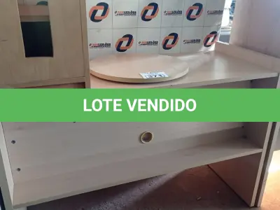 LOTE 371 - 01 RACK COM TAMPO GIRATÓRIO E 01 PORTA GABINETE EM MADEIRA. (NO ESTADO, LEILÃO NÃO TEM GARANTIA E NEM DEVOLUÇÃO, SUJEITO A POSSÍVEIS AVARIAS VISÍVEIS/OCULTAS E/OU AUSÊNCIA DE COMPONENTES).