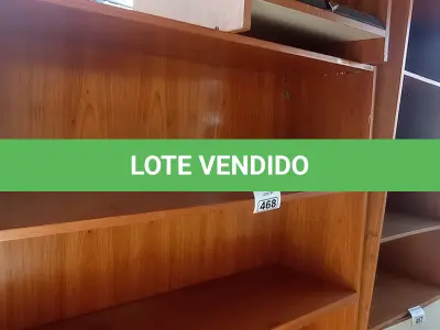 LOTE 468 - 01 ESTANTE EM MADEIRA COM 03 PRATELEIRAS E 01 MESINHA PARA COMPUTADOR. (NO ESTADO, LEILÃO NÃO TEM GARANTIA E NEM DEVOLUÇÃO, SUJEITO A POSSÍVEIS AVARIAS VISÍVEIS/OCULTAS E/OU AUSÊNCIA DE COMPONENTES).